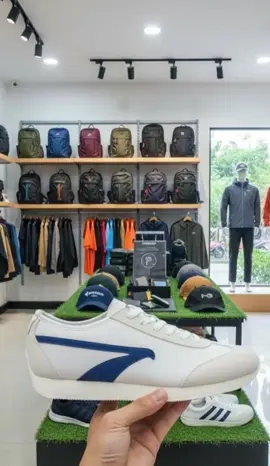 Sepatu Sneakers Cowok, Sepatu hitam klasik ini bukan hanya nyaman, tapi juga jadi simbol gaya modern minimalis. sepatu Sneakers Cowok #sepatusneakerscowok #sepatusneakerscasual #sepatubrodo #brodo #sepatucasual 