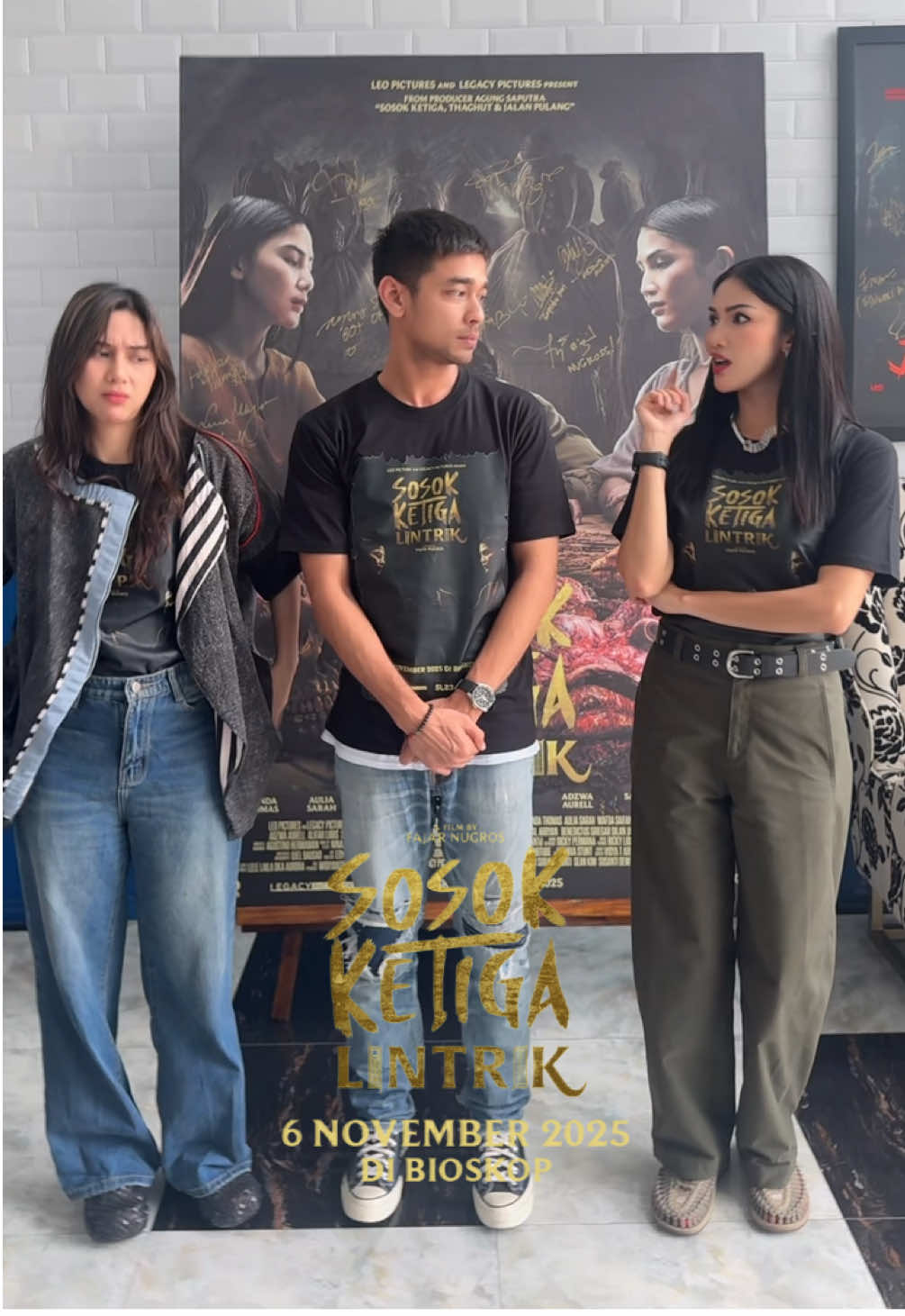 Istri sah, suami, dan pel4kor lagi bersatu! 🎬Sosok Ketiga Lintrik, tayang 6 November di bioskop #SosokKetigaLintrik #FilmSosokKetigaLintrik #LeoPictures #AuliaSarah #wafdasaifan 