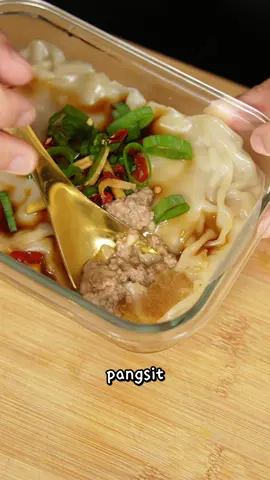 PANGSIT LASAGNA🤣❤️ simple satset ga pake di lipet2 dan seenak itu karena kuahnya! 🥹 kalian yang mau masak tp Cepet Bolehh sih bikin ini, buat bekal anak juga lucu dan yang pastinnya sehatttt sekali yuk bikin!  .. Bahan ( tempat kaca ukuran 15x10 ) - 250gr daging sapi giling - 6 lembar kulit pangsit - 3 siung bawang putih (cincang) - 2 sdm minyak wijen - 2 sdm saus tiram - ¼ sdt lada - ½ sdt garam - 30ml air . Bahan saus - 3 buah cabe rawit (iris) - 1 siung jahe (iris) - 1 sdm kecap asin - ½ batang daun bawang (iris) . Cara membuat 1. Campurkan daging giling, bawang putih, minyak wijen, saus tiram, lada, garam, dan air. Aduk rata. 2. Masukkan ½ adonan daging ke dalam cetakan, lalu tutup dengan kulit pangsit. Masukkan sisa daging, tutup lagi dengan kulit pangsit. 3. Kukus selama 15 menit atau hingga matang. 4. Campurkan semua bahan saus, aduk rata. 5. Tuangkan saus ke atas lasagna. 6. Siap disajikan. . SELAMAT MENCOBAH WALAUPUN MALASH WKWKW