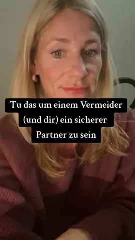Emotionale Selbstregulation verändert JEDE Beziehung.  Damit eine Beziehung zwischen einem ängstlich-gebundenen und ängstlich/vermeidend-gebundenen Menschen funktioniert, ist es enorm wichtig, zu lernen sich selbst zu regulieren. Die Aufgabe eines Partners ist NICHT, die Emotionen des Partners zu regulieren; Angst wegzumachen oder den Partner glücklich zu machen. Speichere dir diesen Beitrag als Erinnerung und folge mir für mehr. Kommentare mit 