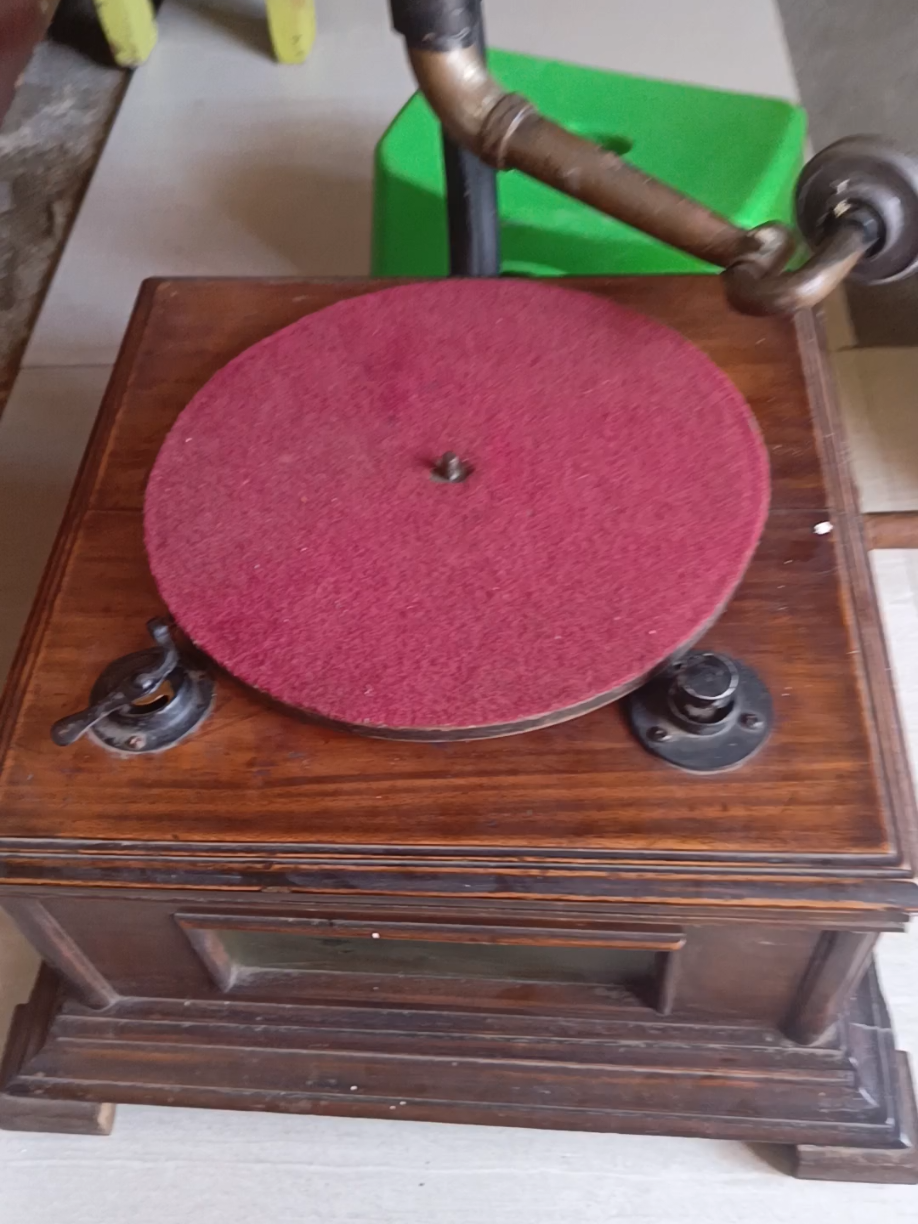 suara gramophone antik kuno 