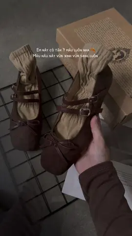 Màu nâu bây giờ đang là top một trong lòng mình, đôi này nhìn là thấy mùa thu đông liền luôn á, mà đi lên chân siêu xinh luôn! bạn nào mê style nhẹ nhàng, vintage một chút thì chắc chắn không thể bỏ qua đôi Mary Jane này đâu nha! ❤️❤️ #review #giaydep #giaynu #giayxinh #giaybupbe  