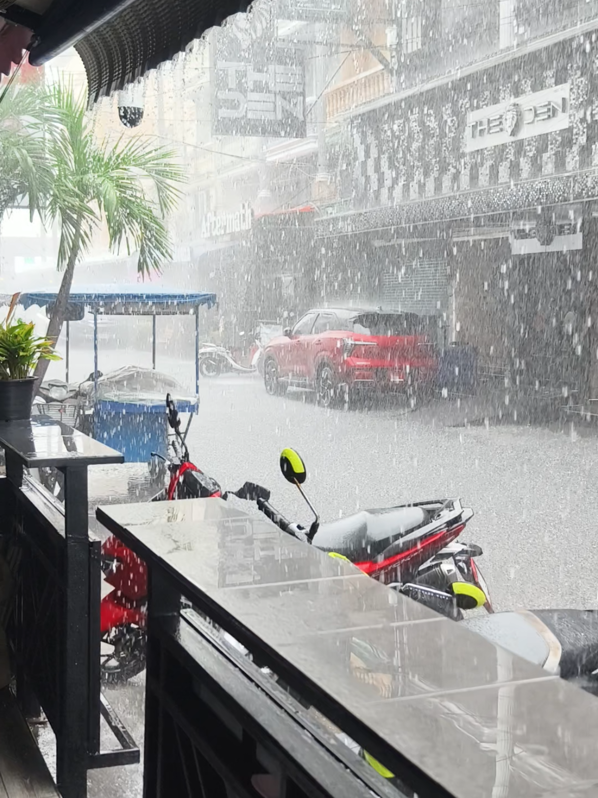 Big rain flooding Pattaya right now, looks like it is here for a while let's hope everybody is ok.  #rain #rainpattaya #pattayacity #thailand #rainstorm 