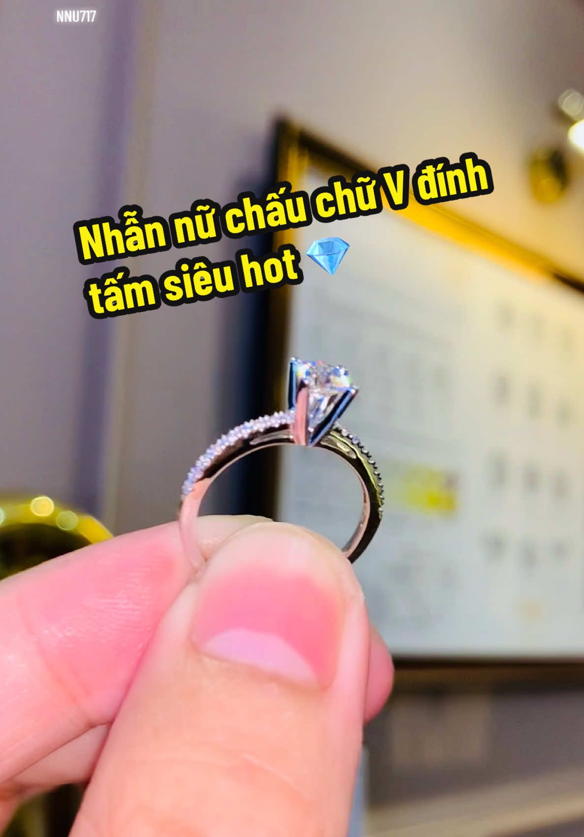 Nhẫn nữ chấu chữ V đính tấm kim cương thiên nhiên siêu hot #nhannu #nhandep #nhanchauchuv #tamluxury #xuhuong 