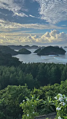 Teluk asmara sesuai ekspektasi 🥹 📍Pantai Teluk Asmara, Malang #pantaitelukasmaramalang #exploremalang #pariwisatajawatimur #fyp #foryoupage 