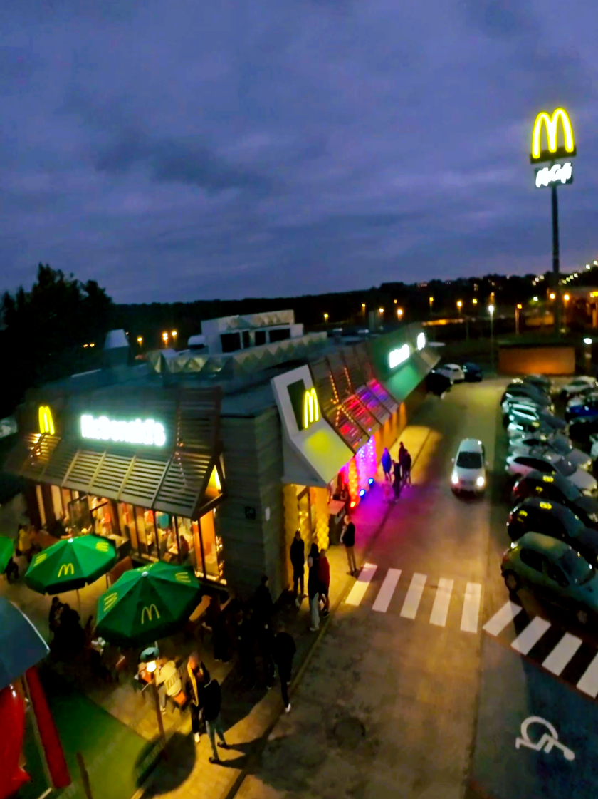 tak się otwiera nową restaurację 😎 #mcdonalds #rybnik #dj #simonbizon #rave @Latajacy Obiektyw @Rybnik.com.pl @McDonalds_Polska @McDonald’s @McDonald's 