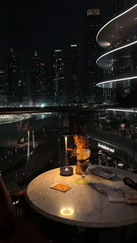 Best seat in the house #fountainshow #dubai🇦🇪 #blogger #uae🇦🇪 #nightlife 
