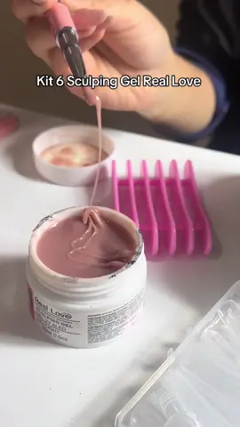 💅 O Kit 6 Sculpting Gel Real Love oferece alta durabilidade, fácil aplicação e acabamento profissional para unhas em gel. ✨ Ideal para nail designer e nail art! #sculptinggel #realove #unhasemgel #naildesigner #nailart 