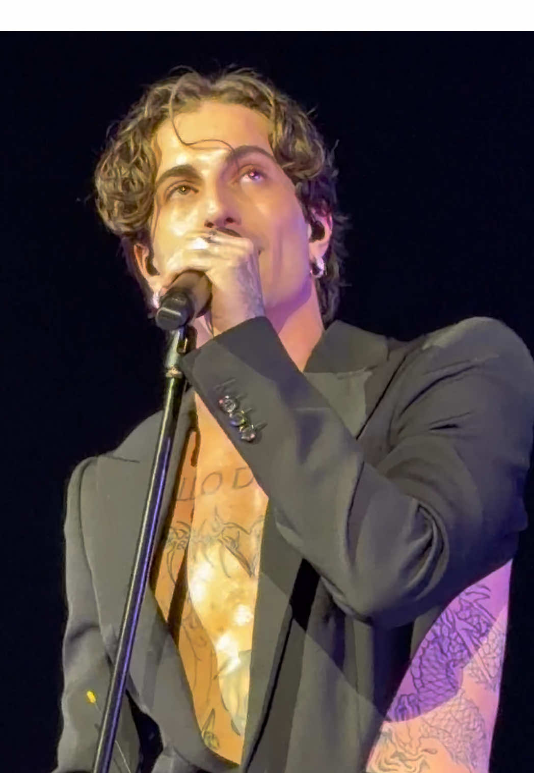 That opening. That voice. Born With Broken Heart — Rome Night 2 was pure magic ✨ @Damiano David  #DamianoDavid #Måneskin #BornWithBrokenHeart #Rome #damiano 