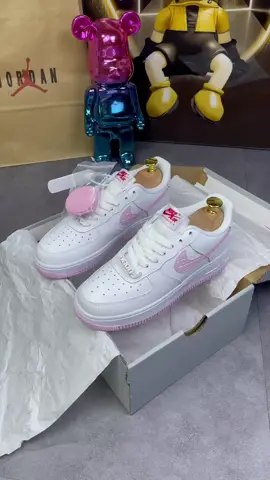 💗 Nike AF1 Pink Love – Tình yêu sét đánh từ cái nhìn đầu tiên! 💘 👟 Màu hồng pastel ngọt ngào, phối tone trắng tinh khôi → combo “vừa dịu vừa đỉnh”, nữ tính mà vẫn cực chất 🌷 ✨ Form AF1 huyền thoại, da mềm mịn – lên chân nhẹ êm, diện cả ngày không sợ mỏi 🔥 💞 Outfit nào cũng “auto đáng yêu” – đi học, đi chơi hay hẹn hò đều chuẩn mood “Pink Love Girl” 💋 🌸 Một chút ngọt, một chút cá tính – đúng vibe Gen Z 2025 💫 #NikeAF1 #PinkLove #GenZStyle #hanhphansneaker  #SneakerMood 