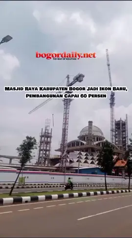 Progres pembangunan Masjid Raya Kabupaten Bogor yang terletak di Kelurahan Pakansari, Kecamatan Cibinong kini sudah mencapai 60 persen. Kepala Dinas Perumahan Kawasan Permukiman dan Pertanahan (DPKPP) Kabupaten Bogor Eko Mujiarto menjelaskan bahwa, untuk saat ini pembangunan Masjid Raya sudah setengah jalan. “Kalau masjid saat ini sudah lebih jelas, sudah di atas 60 persen,” kata Eko kepada wartawan, Jum’at 10 Oktober 2025. Eko memastikan bahwa, Masjid yang bakal menjadi ikon baru Kabupaten Bogor itu akan dapat digunakan pada bulan Desember mendatang. - Simak Selengkapnya di Bogordaily.net - Video:Fazri&Kiwang/Bogordaily.net Editor:Yoana/Bogordaily.net #bogordailynews #masjidrayakabupatenbogor #pembangunanbogor #pemkabbogor #infobogor  