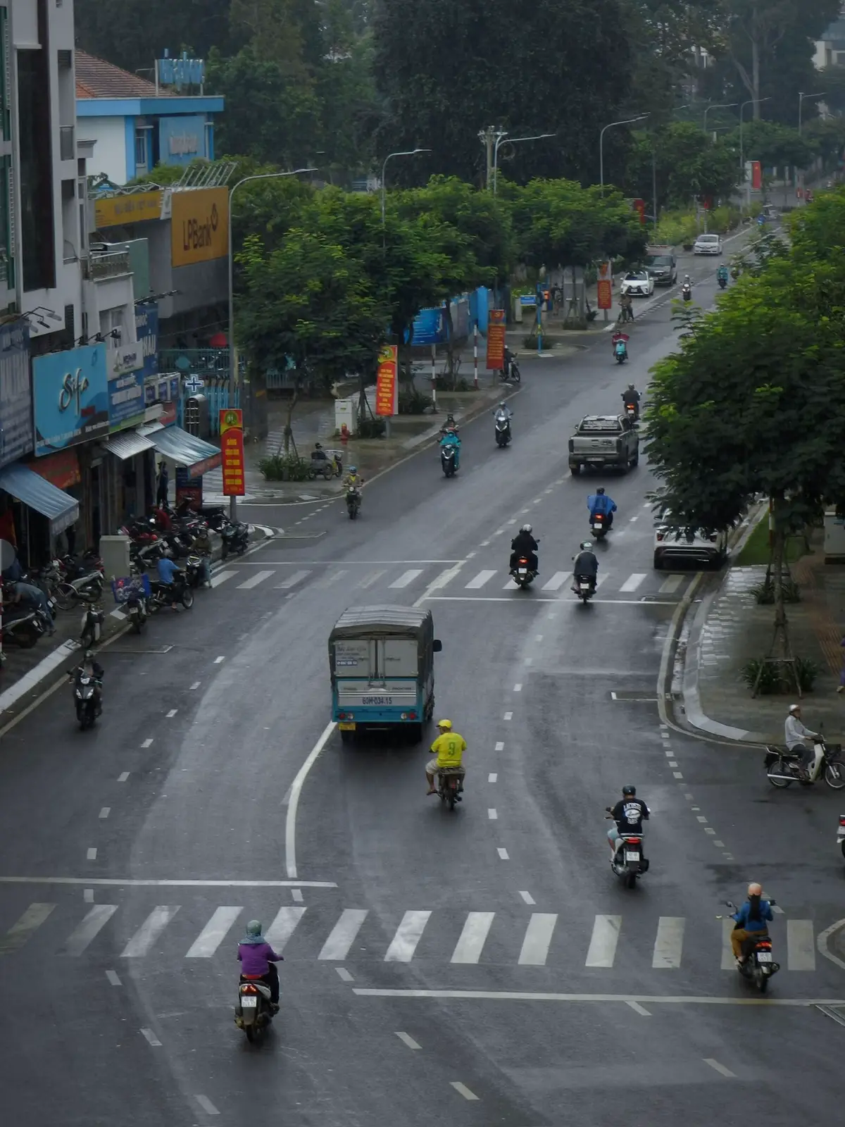 Thường mỗi khi hết năng lượng, mình không làm việc nữa. Mình nghỉ ngơi và chụp ảnh. Lúc còn làm văn phòng, mỗi ngày mưa đều không rõ bên ngoài đã hoạt động như thế nào. Khi bước ra rồi, cũng vội quan sát, à ra là thế này. Nỗi lo cơm áo gạo tiền luôn bủa vây nên dù mưa hay nắng, mệt hay không - mọi thứ vẫn phải vận hành. Xem hình xíu hen. Long Khánh 13/10/2025. #longkhanh #daily 