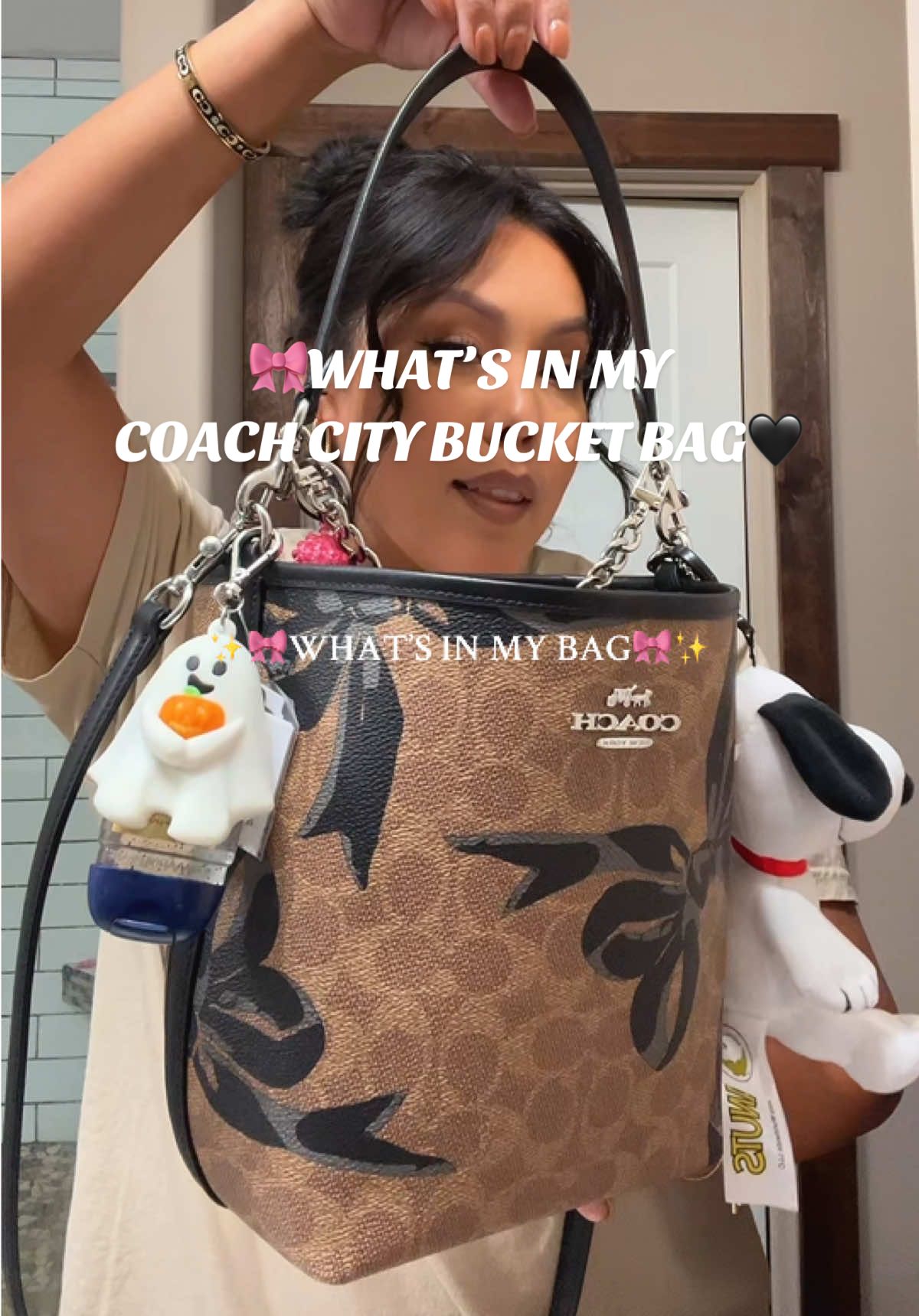 What’s in my @Coach 🎀City Bucket Bag🖤   #whatsinmybag #coach #totebag #girlythings #fallvibes 