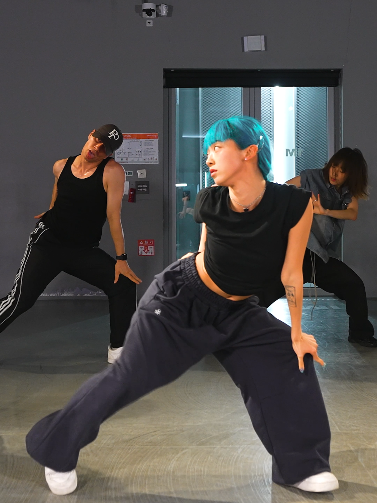 feel the bass🎶💥 @redy_shin #choreography