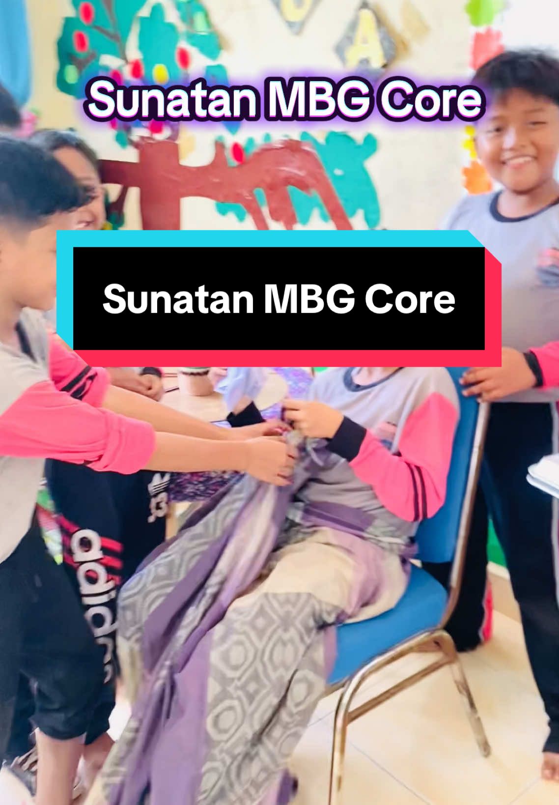 Sunatan MBG Core… ‼️ Disclaimer ‼️ ‼️Adegan ini dilakukan pada saat jam istirahat…. ‼️Dilakukan atas dasar suka sama suka 🤣🙏 ‼️Tidak untuk ditiru karena mengandung adegan berbahaya 🤣🤣🤣 #MBG #Makan#MakanBergiziGratis#MBGCoreatancore #hajatancore #SunatanMBG #cosplays 