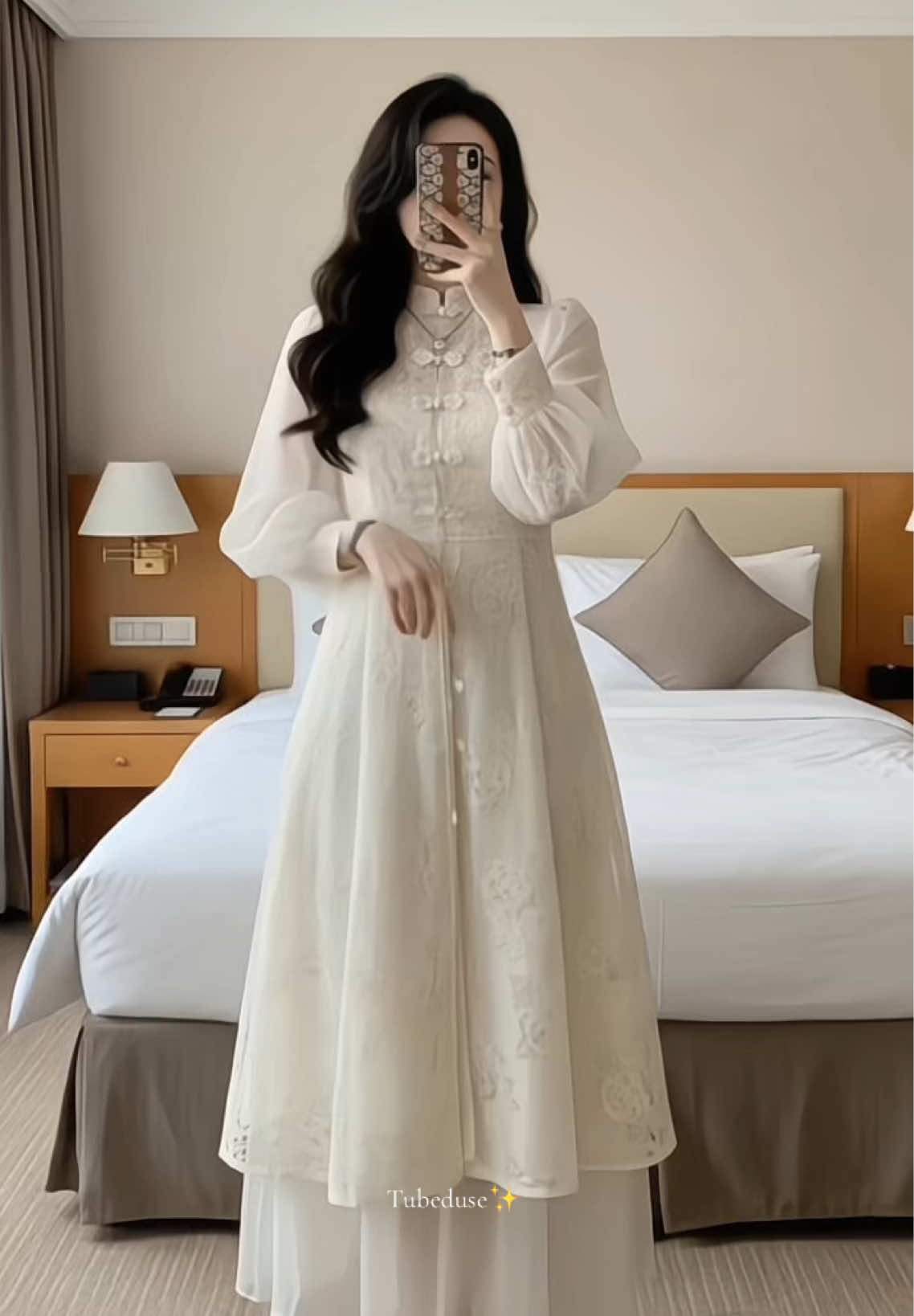 anggun tanpa berlebihan, dress set elegan dengan detail brukat mewah ini siap menemani momen spesial kamu ✨🌷