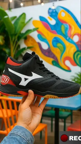 Sepatu high-cut multifungsi dari MZN Wafe Momentum yang didesain untuk badminton dan voli, menampilkan kombinasi warna hitam, putih, dan merah dengan sol karet yang anti-selip dan nyaman. Tagar: #SepatuBadminton #SepatuVoli #SepatuOlahragaPria #MZNWafeMomentum #SepatuHighCut 
