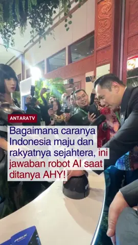 Menteri Koordinator Bidang Infrastruktur dan Pembagunan Kewilayahan Agus Harimurti Yudhoyono (AHY) pada saat menghadiri sambutan di Indonesia International Sustainability Forum 2025 pada Jumat (10/10). Berinteraksi secara langsung kepada robot AI menanyakan, 