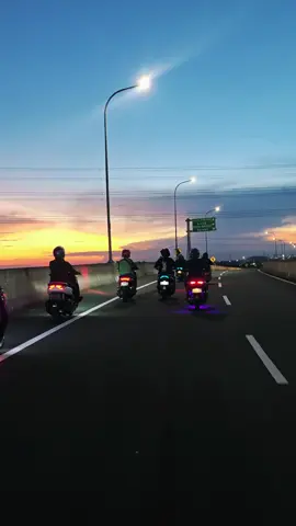 nyoreee bersama rencang rencang @ALL NEW NMAX INDEPENDENT @Nimak 🦛 @Rezza_Az.21🐬 @Maxx_forfun @yusuffprtma #vietnamstyle🇻🇳 #nmaxmodifikasi #nmaxnew #promomakan1010 #promoseruweekend 