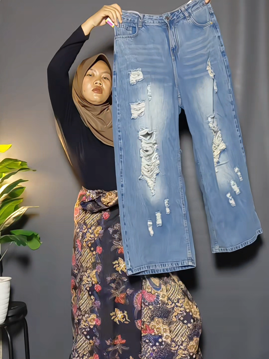 celana Jeans wanita longgar model sobek kekinian.  #jeans #jeanssobek #jeansviral #OOTD #outfit 