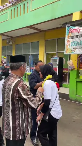 Kedatangan sang juara tim futsal putra putri SMK Nusantara. Di sambut oleh ketua yayasan Tarbiyatul Athfal, Kepala SMK Nusantara dan guru. @marufnawati1  Terima kasih sudah membawa pulang piala ke SMK Nusantara @hariantohr7 @dulebukandilan. Fokus dan semangat lagi ke event selanjutnya ❤🔥 #nusankandia🔥 #smknusantarajakartabarat #axisnationalcup2025 