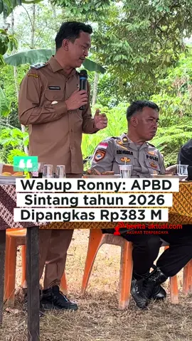 Pemerintah Pusat Pangkas APBD Sintang Tahun 2026 Sebesar Rp383 M SINTANG - Wakil Bupati Sintang, Florensius Ronny l memaparkan kondisi keuangan daerah yang mengalami pemangkasan anggaran sekitar Rp383 miliar oleh pemerintah pusat. Dari total APBD sekitar Rp2 triliun, sebagian besar terserap untuk belanja pegawai dan transfer ke desa, sehingga ruang fiskal daerah menjadi sangat terbatas. “Dari Rp2 triliun lebih, setelah bayar gaji dan transfer ke desa, tersisa sekitar Rp200 miliar. Itu harus kita bagi ke lebih dari 30 Organisasi Perangkat Daerah (OPD). Karena itu, kita harus betul-betul selektif dalam mengatur anggaran,” ujarnya. Hal itu disampaikan Ronny saat audiensi dengan masyarakat Desa Perembang, Kecamatan Sungai Tebelian di sela kegiatan tanam cabe Kelompok Tani Sumber Pedas pada Senin 13 Oktober 2025. Meski begitu, ia menegaskan bahwa pemerintah daerah tetap berkomitmen untuk memperhatikan sektor infrastruktur jalan dan jembatan, terutama di wilayah pedesaan seperti Desa Perembang. “Kami akan tetap berupaya memperbaiki jalan Perembang melalui kolaborasi dengan Pemerintah Provinsi dan dukungan dari DPR RI, khususnya Komisi V yang membidangi infrastruktur,” ucapnya. Ronny menambahkan, Kabupaten Sintang juga telah mengusulkan program pembangunan untuk 105 desa eks-transmigrasi yang selama ini belum mendapat perhatian dari Kementerian Desa dan Transmigrasi sejak tahun 1980-an. “Sejak 1982, desa-desa eks-transmigrasi di Sintang hampir tidak pernah mendapat bantuan dari kementerian terkait. Ini sudah kami laporkan dan harapannya bisa menjadi perhatian pemerintah pusat ke depan,” tegasnya.