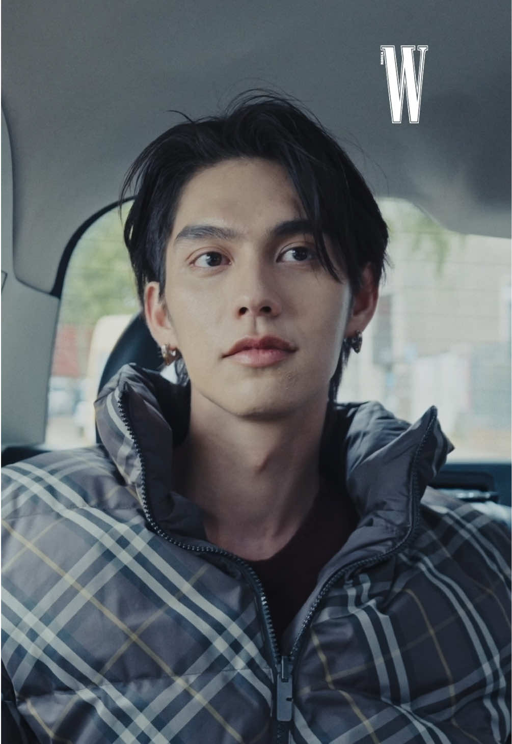 #협찬 The Unexpected Encounters 더블유 코리아와 버버리가 함께한 ‘The Unexpected Encounters’ 캠페인을 소개합니다. 런던과 서울 곳곳에서 우연히 마주친 여섯 명의 사람들. 그 시작은 스트레이키즈의 승민 그리고 태국의 배우이자 가수, 브라이트입니다. #editor_김자혜 - 디지털 에디터 | 김자혜 영상 | 김해찬 포토그래퍼 | 박배 스타일리스트 | 송현수(승민) 헤어 | Thanupol Phoothepamornkul(브라이트), 최보라(승민) 메이크업 | Pornpichit Khum-Nguen(브라이트), 전지원(승민) 프로덕션 | IEDIT LONDON LTD - #Burberry #Bright #Seungmin