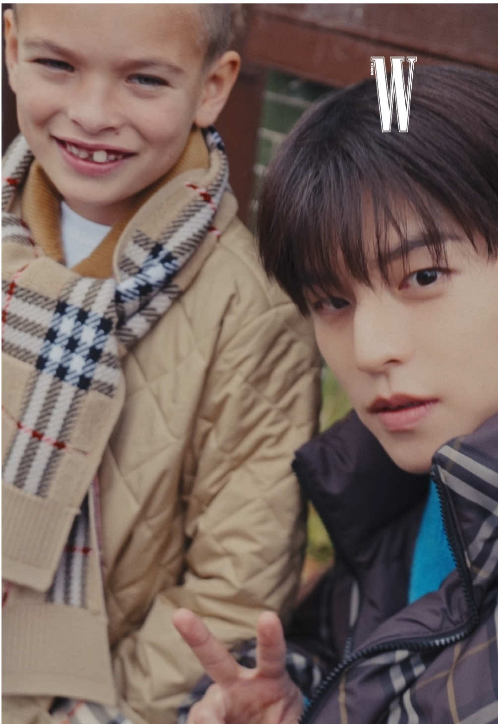 #협찬 The Unexpected Encounters 더블유 코리아와 버버리가 함께한 ‘The Unexpected Encounters’ 캠페인을 소개합니다. 런던과 서울 곳곳에서 우연히 마주친 여섯 명의 사람들. 그 시작은 스트레이키즈의 승민 그리고 태국의 배우이자 가수, 브라이트입니다. #editor_김자혜 - 디지털 에디터 | 김자혜 영상 | 김해찬 포토그래퍼 | 박배 스타일리스트 | 송현수(승민) 헤어 | Thanupol Phoothepamornkul(브라이트), 최보라(승민) 메이크업 | Pornpichit Khum-Nguen(브라이트), 전지원(승민) 프로덕션 | IEDIT LONDON LTD - #Burberry #Bright #Seungmin