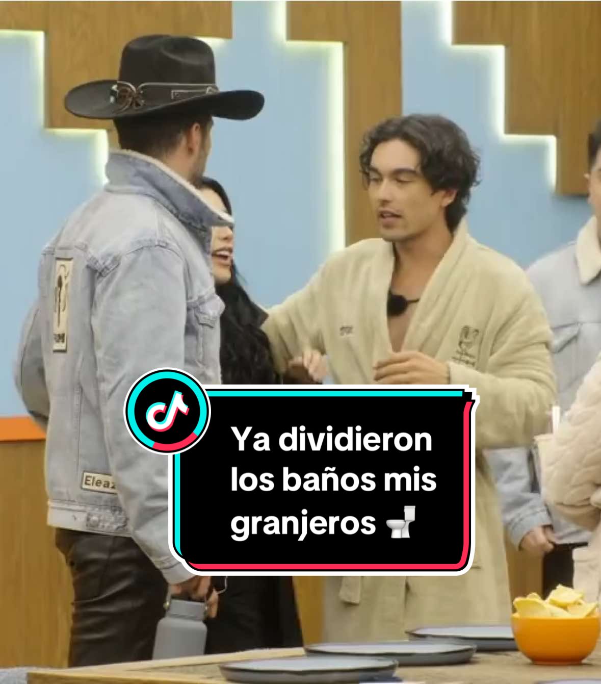 Mis granjeros se empiezan a organizar y deciden qué baño será de los hombres y el de las mujeres, mientras los problemas por el acomodo de las camas continúan. 😬🚽🔥💤 #LaGranjaVIP por #AztecaUNO. Transmisión 24/7 en #DisneyPlus experiencia completa. Durante dos semanas podrás disfrutarla en mis redes: 🌐Sitio Web 📱App TV Azteca En Vivo 💻YouTube
