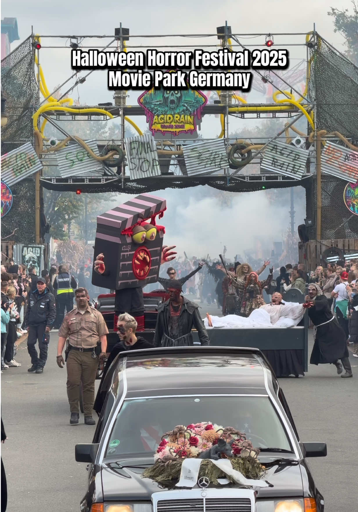 The March of the Monsters 😈 Halloween Monster Parade @Movie Park Germany 🎃👻😱 #moviepark #halloweenhorrorfestival #halloweentok #scareactor #halloweenhorrornights 
