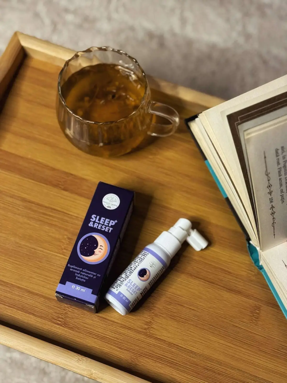 SLEEP & RESET pentru somn profund și relaxare naturală Într-o lume tot mai zgomotoasă și agitată, somnul a devenit unul dintre cele mai prețioase lucruri pe care le putem recâștiga. Mintea obosită, gândurile care se învârt la nesfârșit și nopțile în care adormirea pare imposibilă sunt semne clare că organismul are nevoie de ajutor pentru a se liniști. SLEEP & RESET a fost creat pentru a aduce corpul înapoi în starea lui firească de odihnă și echilibru. Este un supliment lichid, sub formă de spray sublingual, cu o formulă completă ce combină extracte de plante calmante, melatonină, GABA și triptofan. Administrarea este simplă, iar efectul – rapid și blând. Floarea-pasiunii și mușețelul ajută la relaxarea naturală și la instalarea unei stări de calm, în timp ce Griffonia sprijină activitatea cerebrală și echilibrul neurotransmițătorilor. Melatonina, componenta-cheie, reglează ritmul somnului și scurtează timpul necesar adormirii. Rezultatul este un somn adânc, liniștit și o trezire ușoară, fără senzația de greutate sau confuzie. Aromă plăcută de zmeură și administrarea ușoară fac din SLEEP & RESET o alegere ideală pentru oricine își dorește să doarmă bine, să se refacă și să înceapă fiecare dimineață cu mintea limpede.