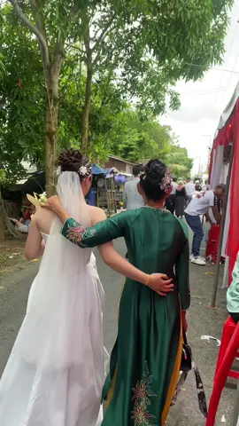 Cảm ơn ba mẹ vì đã nuôi con khôn lớn , luôn yêu thương con vô điều kiện . Cảm ơn mẹ , người phụ nữ dành cả thanh xuân của mình cho con . Cảm ơn ba , người đàn ông ít nói lầm lì , nhưng luôn yêu thương chiều chuộng con , nhma ba đã khóc khi đưa con về nhà chồng . Con cảm ơn bame cảm ơn anh2 con ơn gia đình mình vì đã luôn thương con chưa bao giờ để con chịu thiệt thòi #fyppppppppppppppppppppppp #vairal #xh #cưới 