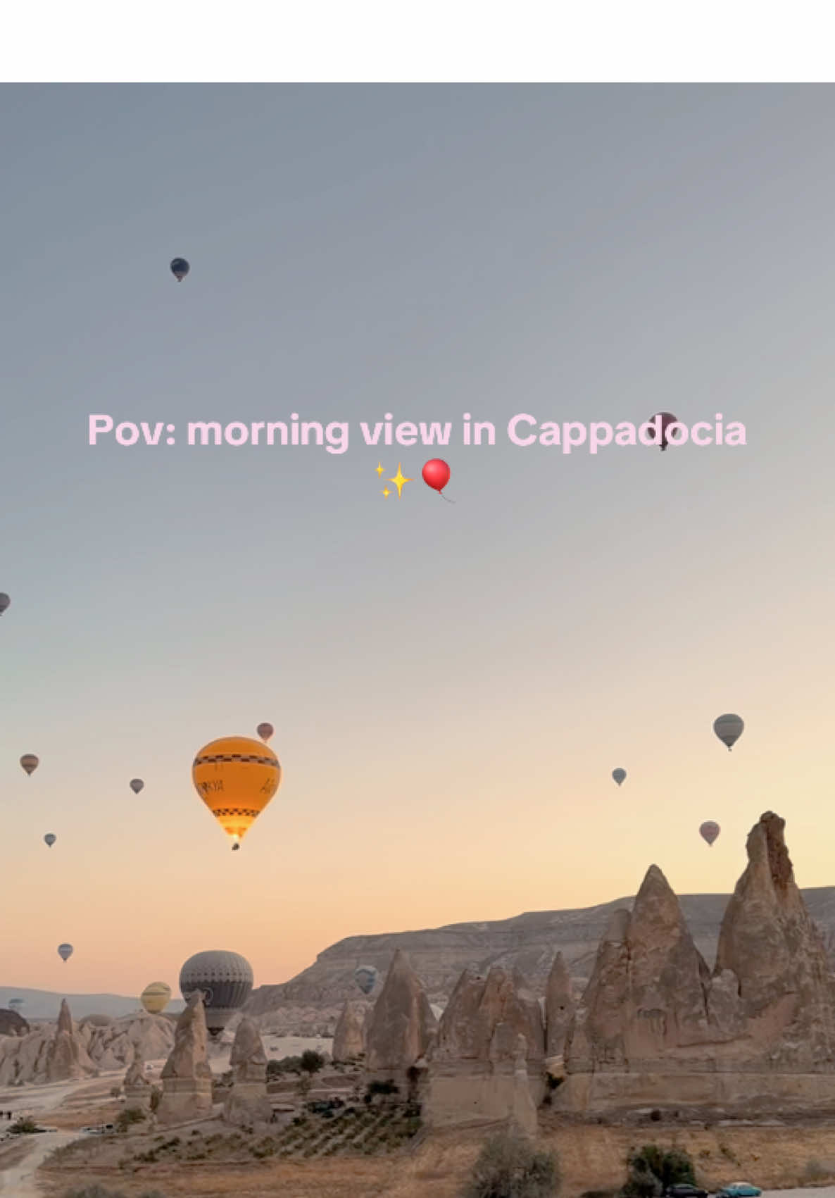 Bangun pagi demi pemandangan balon udara yang penuh warna di langit Cappadocia. Disapa dengan ribuan balon udara di pagi hari. Pemandangan yang tak terlupakan 🎈😍✨ #Cappadocia #Turkey #Baloons #Sunrise #Travel 