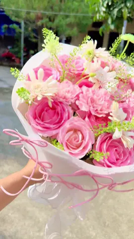 💗 Sắc hồng ngọt ngào – món quà gửi yêu thương 💗 Một bó hoa nhẹ nhàng với tông hồng pastel, xen lẫn chút trắng kem tinh tế — vừa dịu dàng vừa sang trọng. Thích hợp để tặng sinh nhật, kỷ niệm hay chỉ đơn giản là nói “cảm ơn” đến người bạn trân quý 💐 🌸 Ngô Hạnh Flower 📍 Tiên Cát, Việt Trì  #NgoHanhFlower #hoatuoiVietTri #bohoahong #hoadep #quatangynghia