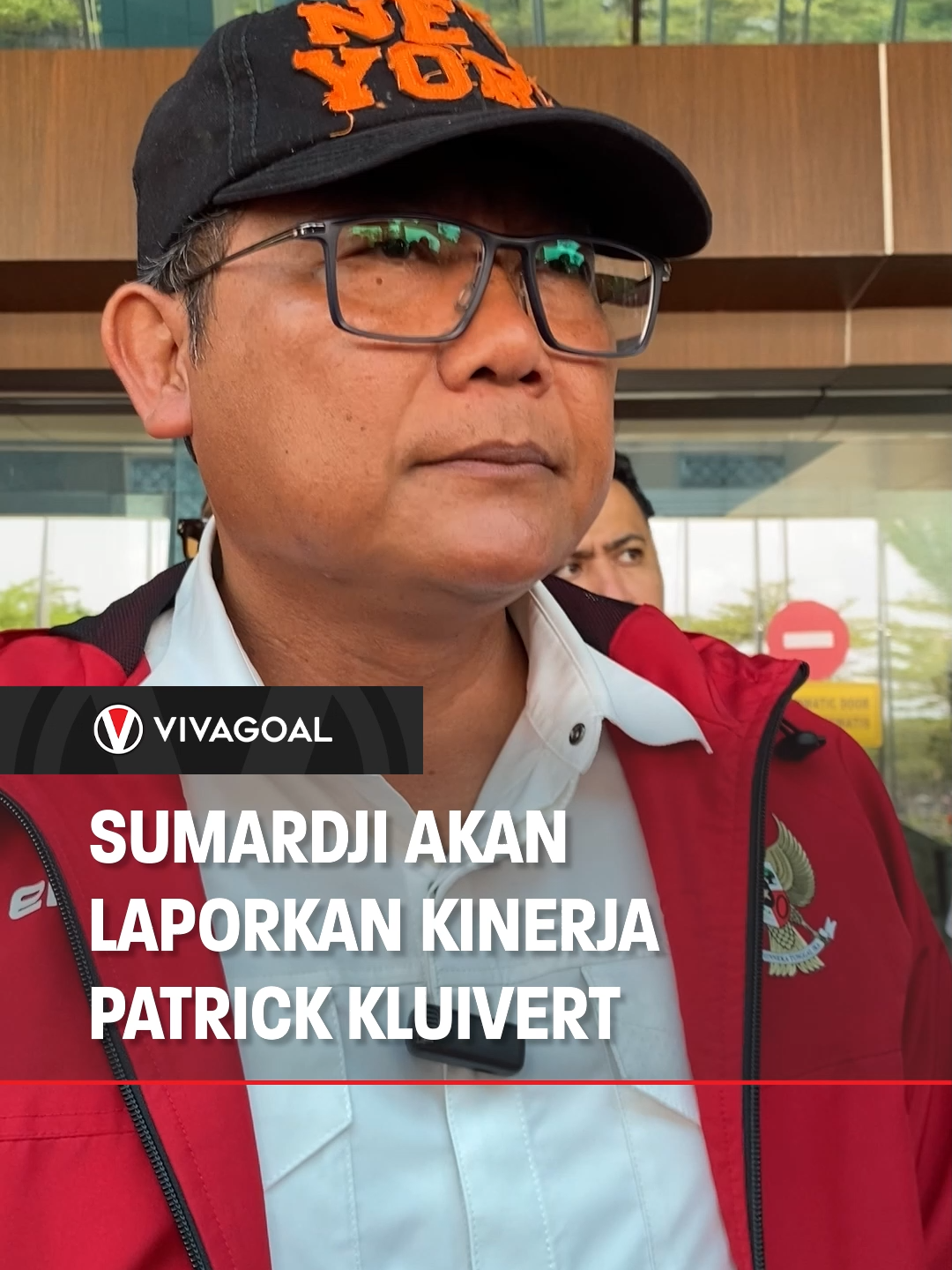 🇮🇩Manajer Timnas Indonesia, Sumardji cukup geram saat ditanyakan wartawan terkait evaluasi yang harus dilakukan PSSI kepada pelatih Timnas Indonesia, Patrick Kluivert. Mungkin jadi pertanyaan sekarang, apakah para Exco PSSI mampu mengambil langkah tegas terkait hal ini? 🤔 #olahragatiktok #TimnasIndonesia #kitagaruda #vivagoal #timnas