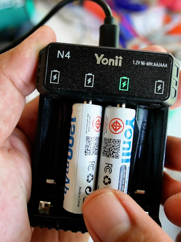 บางทีของช่างก็ไม่ได้เสียหรอกครับแต่ ถ่าน นี่แหละที่หมดก่อนทุกที ชุดนี้เลยตอบโจทย์มาก  Yonii N4 ถ่านชาร์จได้ ใช้ได้ทั้งขนาดใหญ่และเล็ก เหมาะกับของใช้ในบ้านหรือเครื่องมือเล็ก ๆ อย่างรีโมต เมาส์ เครื่องโกนหนวด หรืออุปกรณ์วัดต่าง ๆ แท่นชาร์จ 4 ช่อง ใช้งานอิสระ แค่เสียบไว้ก็พร้อมใช้งานใหม่อีกหลายรอบ ไม่ต้องซื้อถ่านมาทิ้งซ้ำ ๆ ประหยัดทั้งเงิน ทั้งเวลา เหมาะกับช่าง หรือคนที่ชอบซ่อมของเองครับ #ถ่านชาร์จYonii #ถ่านชาร์จAA #ถ่านชาร์จAAA #เครื่องชาร์จNiMH #ช่างสนาม 