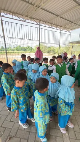 KB & TK SUNAN AMPEL Sebelum masuk ke kelas kita selalu baris berdoa, membaca asmaul husnah dan ice breaking biar anak” lebih semangat lagi❤️ #AnakIndonesiaHebat #anakpaud #KegiatanSeru #belajar #anakhebat 