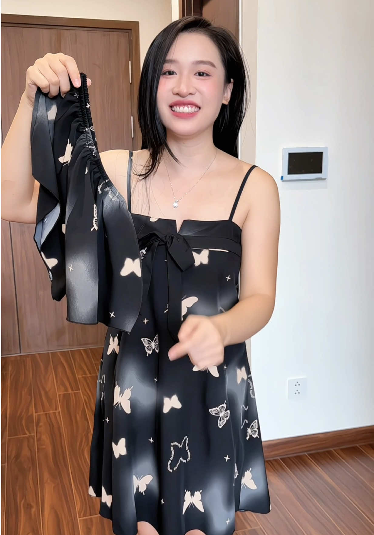 Mặc váy không thì lắm lúc cũng hơi ngại shop có cả quần cho các bà luôn nè #vayngu #vaynguquyenru #vayngulua #vaynguxinh 
