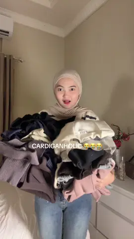 di lemari masih banyak 😭😭 #cardiganholic #cardigan #cardiganoutfit #outfit #outfitideas 