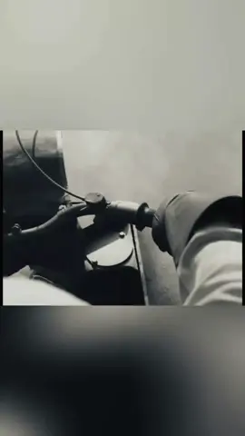 Kettenkrad — kendaraan perang paling unik buatan Jerman di era Perang Dunia II 😎🔥 Bayangin aja… bentuknya kayak gabungan motor dan tank mini! Depannya pakai roda motor, tapi belakangnya pakai rantai baja seperti tank, bikin dia bisa melibas lumpur, salju, bahkan tanjakan curam tanpa masalah! Awalnya, Kettenkrad dibuat untuk pasukan terjun payung (Fallschirmjäger) supaya bisa bawa perlengkapan berat di medan sulit. Tapi karena performanya luar biasa, kendaraan ini akhirnya juga dipakai di berbagai front — dari Rusia yang bersalju sampai Afrika yang panas. Ditenagai mesin Opel 4 silinder, 36 tenaga kuda, Kettenkrad bisa melaju hingga 70 km/jam! Gak cuma buat transportasi, tapi juga bisa narik meriam, kabel komunikasi, trailer logistik, bahkan pesawat di lapangan udara. Setelah perang, banyak Kettenkrad yang tetap dipakai untuk pertanian dan kehutanan karena kekuatannya luar biasa. Kettenkrad bukan kendaraan perang biasa — dia adalah simbol inovasi, efisiensi, dan kreativitas Jerman pada masa itu. Kecil, tangguh, tapi punya peran besar di balik medan perang 💪 #fyp #History #military #ww2 #capcut 