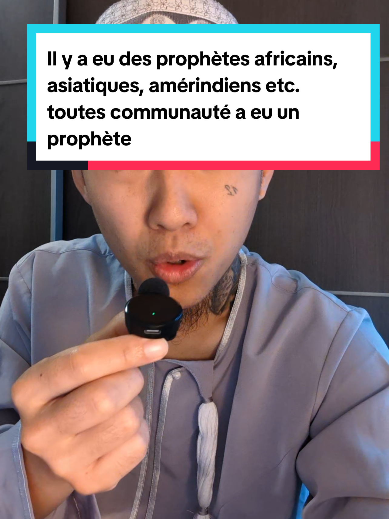 Replying to @doura.cherif.dial Allah a envoyé des prophètes à chaque peuple de la Terre, depuis le tout premier, Adam عليه السلام, jusqu’au dernier, Muhammad ﷺ. Aucune nation n’a été oubliée. Chaque communauté a reçu un guide pour lui rappeler l’unicité d’Allah, la justice, et le sens de la vie. Le Qur’an le dit clairement : « À chaque communauté, Nous avons envoyé un messager, disant : “Adorez Allah et écartez-vous du taghut.” » (Sourate An-Nahl, verset 36) Et encore : « Il n’est point de communauté à qui un avertisseur n’ait été envoyé. » (Sourate Fâtir, verset 24) Cela signifie qu’à travers les âges, tous les peuples ont reçu un prophète : des prophètes africains, asiatiques, européens, arabes, amérindiens… Des prophètes à la peau foncée, d’autres à la peau claire, certains parlant des langues aujourd’hui disparues, tous envoyés par Allah pour une même raison : guider leur peuple vers l’adoration d’Allah seul. Le Prophète Muhammad ﷺ a rapporté qu’il y a eu 124 000 prophètes, parmi lesquels 315 messagers (Musnad Ahmad, 21257). Allah, dans Sa sagesse, ne nous a pas raconté toutes leurs histoires, car leur nombre et leurs peuples sont innombrables. Il dit : « Parmi eux, il en est dont Nous t’avons raconté l’histoire, et d’autres dont Nous ne t’avons pas raconté l’histoire. » (Sourate Ghafir, verset 78) Parmi les prophètes cités dans le Qur’an, on retrouve des hommes très différents, mais unis par la même mission. Et même leurs apparences reflétaient cette diversité humaine. Le Prophète Muhammad ﷺ a décrit Mûsâ (Moïse عليه السلام) comme un homme brun foncé, grand, aux cheveux crépus, ressemblant à un homme du peuple de Shanu’a, un peuple connu pour sa peau foncée. (Hadith authentique, Sahih al-Bukhari, 3407) Cette description, et bien d’autres, nous rappellent que la couleur de peau n’a aucune importance auprès d’Allah. La prophétie n’est pas liée à une race ou une origine, mais à la pureté du cœur et à la mission divine. Allah a voulu cette diversité comme un signe de Sa création : « Ô hommes ! Nous vous avons créés d’un mâle et d’une femelle, et Nous avons fait de vous des nations et des tribus pour que vous vous connaissiez. Le plus noble d’entre vous auprès d’Allah est le plus pieux. » (Sourate Al-Hujurat, verset 13) Ainsi, tous les prophètes ont transmis le même message, malgré les différences de temps, de culture ou de langue : Adorez Allah seul, Rejetez le taghut, c’est-à-dire tout ce qui détourne de l’adoration d’Allah, que ce soit des idoles, des tyrans, ou les désirs qui dominent le cœur. Le message de l’Islam est donc le prolongement naturel de toutes ces révélations. L’Islam n’est pas une religion nouvelle née au VIIe siècle, mais la continuation du message originel d’Adam, Noé, Abraham, Moïse, Jésus et Muhammad (paix sur eux tous). C’est le même appel universel à la vérité, à la gratitude envers le Créateur, et à la paix intérieure par la soumission à Sa volonté. Le Prophète ﷺ a dit dans son dernier sermon : « Aucun Arabe n’a de supériorité sur un non-Arabe, ni un non-Arabe sur un Arabe, ni un blanc sur un noir, ni un noir sur un blanc, sauf par la piété. » (Musnad Ahmad, 23489) C’est là toute la beauté de l’Islam : une religion universelle, intemporelle, et sans distinction. Elle unit tous les peuples sous un seul message : L’unicité d’Allah, la fraternité humaine et la justice pour tous.