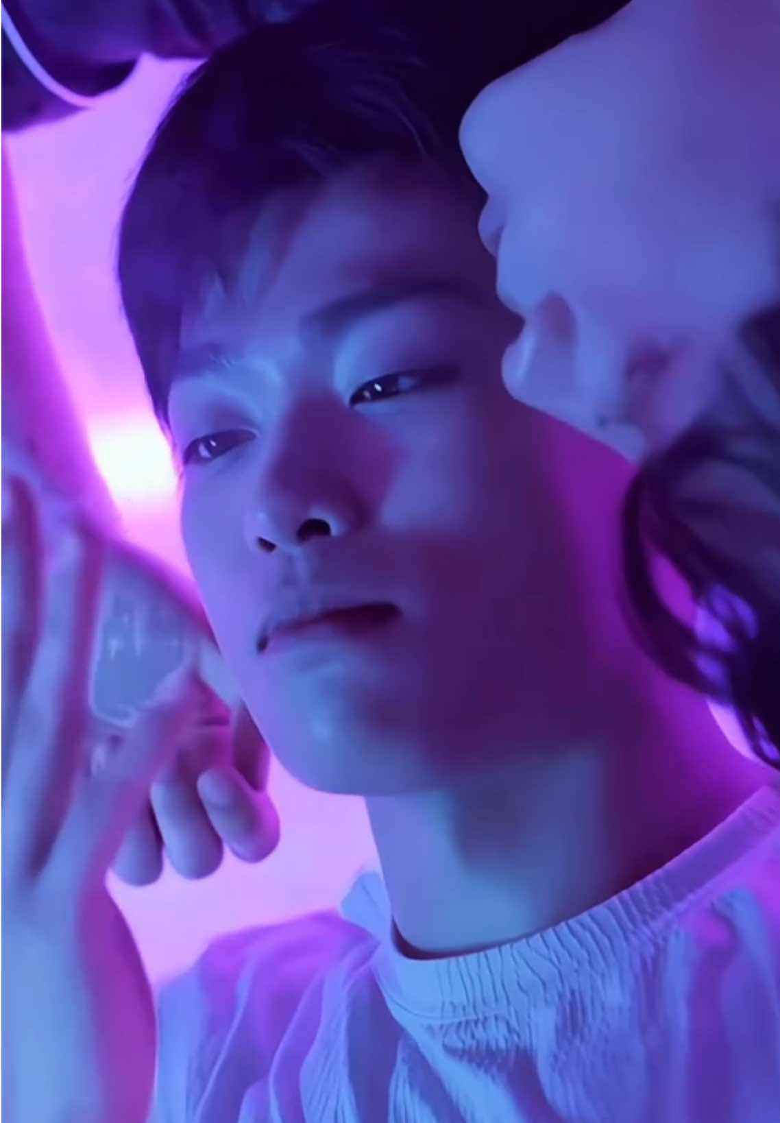 Cảnh quay này thực sự nghệ thuật vlll, trông nó điện ảnh mà nó mị hoặc 🥹🥹🥹!  Bên cạnh diễn xuất của hai diễn viên chính ra thì vẫn là nên dành một lời khen đến đoàn làm phim, từ màu phim, bối cảnh đến cách set góc quay…nó tạo nên một phân đoạn vô cùng nghệ mà không bị tục ấy…Tóm lại một bộ phim kinh phí thấp, không được đầu tư và chú ý ngay từ đầu, nhưng dàn diễn viên cùng đoàn phim đã làm hết sức, và làm tốt nhất có thể. Dù có bao nhiêu điểm chưa hoàn hảo đi chăng nữa “Nghịch Ái” vẫn vô cùng đáng khen! Quả thật là một cú lội ngược dòng khác biệt #梓渝 #郑朋 #田栩宁 #ziyu #revengedlove 