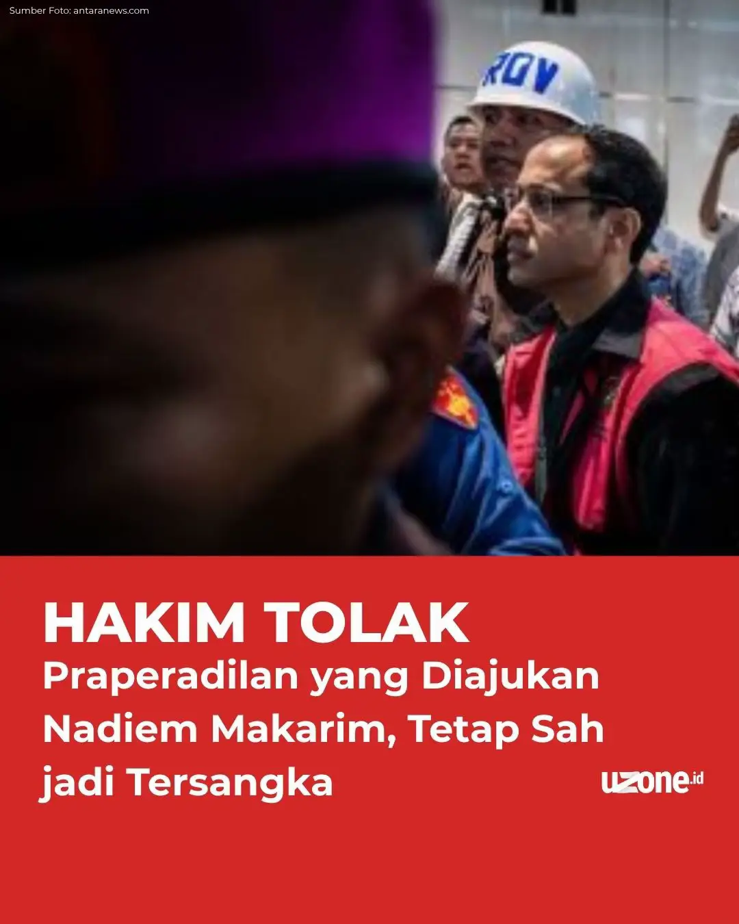 Hakim tunggal Pengadilan Negeri Jakarta Selatan, I Ketut Darpawan, resmi menolak permohonan praperadilan yang diajukan oleh pendiri Gojek sekaligus mantan Mendikbudristek, Nadiem Makarim. Putusan itu dibacakan dalam sidang yang digelar pada Senin (13/10). Dengan ditolaknya permohonan tersebut, status Nadiem sebagai tersangka dalam kasus dugaan korupsi pengadaan laptop Chromebook untuk pendidikan tetap sah secara hukum. Dalam pertimbangannya, hakim menegaskan bahwa proses penyidikan dan penahanan yang dilakukan oleh Kejaksaan Agung telah sesuai prosedur hukum yang berlaku. Diketahui, Kejaksaan Agung menetapkan Nadiem sebagai tersangka pada 4 September 2025. Tidak terima dengan penetapan dan penahanannya, Nadiem melalui tim kuasa hukum mengajukan gugatan praperadilan ke PN Jakarta Selatan pada Selasa (23/9). Kasus ini disebut merugikan negara hingga Rp 1,98 triliun. #kemendikbud #nadiemmakarim #gojek #gojekindonesia #chromebook 