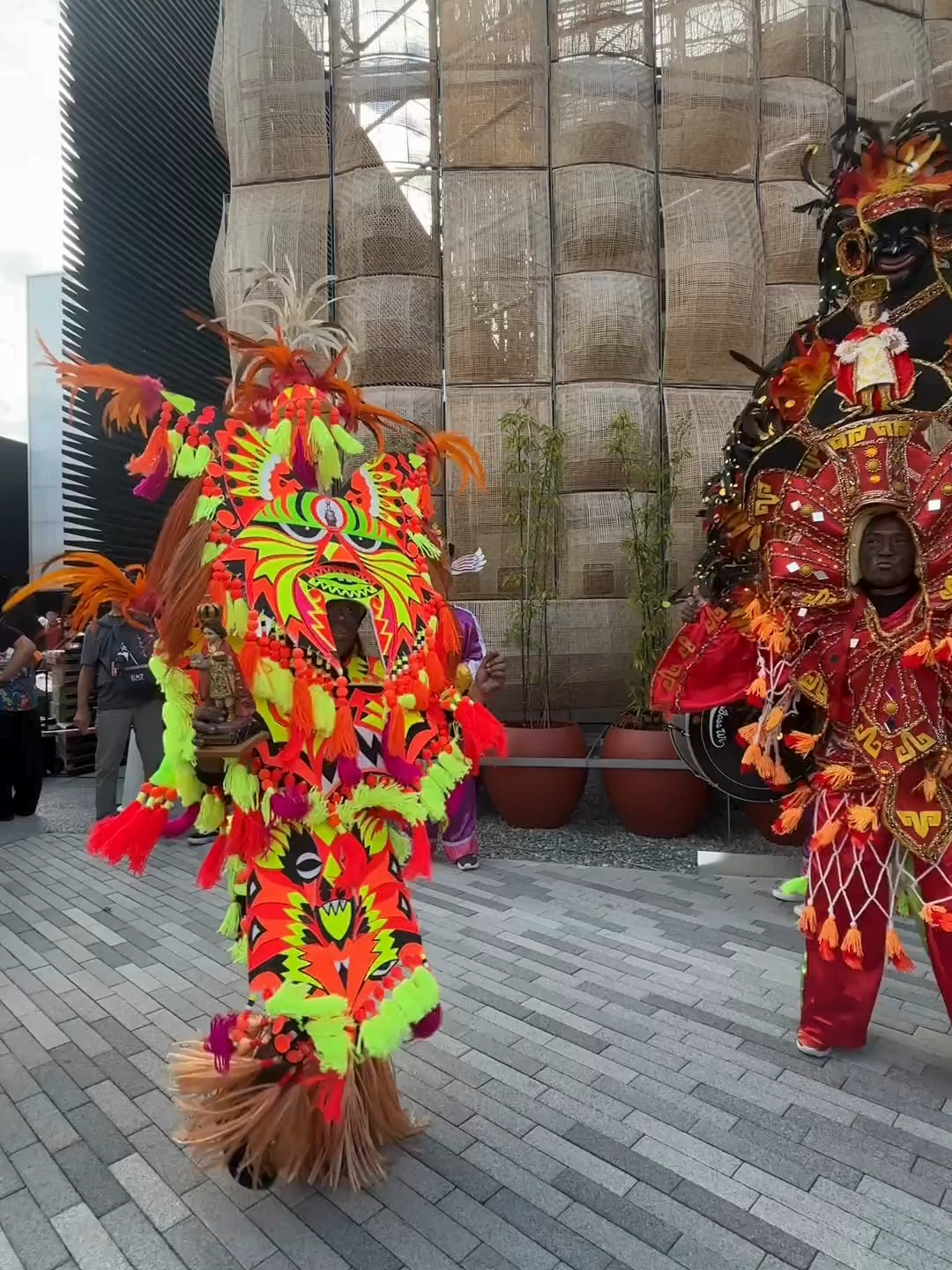 PANOORIN: Nakisayaw ng Ati-Atihan ang ilang bumisita sa Philippine Pavilion sa World Expo 2025 sa Osaka, Japan ngayong huling araw ng expo. | via Bea Pinlac/GMA Integrated News #GMAIntegratedNews #BreakingNewsPH