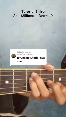 Membalas @sendi.adi.pradana  Kalau mau seperti versi asli, bisa pakai capo di fret 4 #akumilikmu #tutorial #gitar #fyp #fingerstyle 