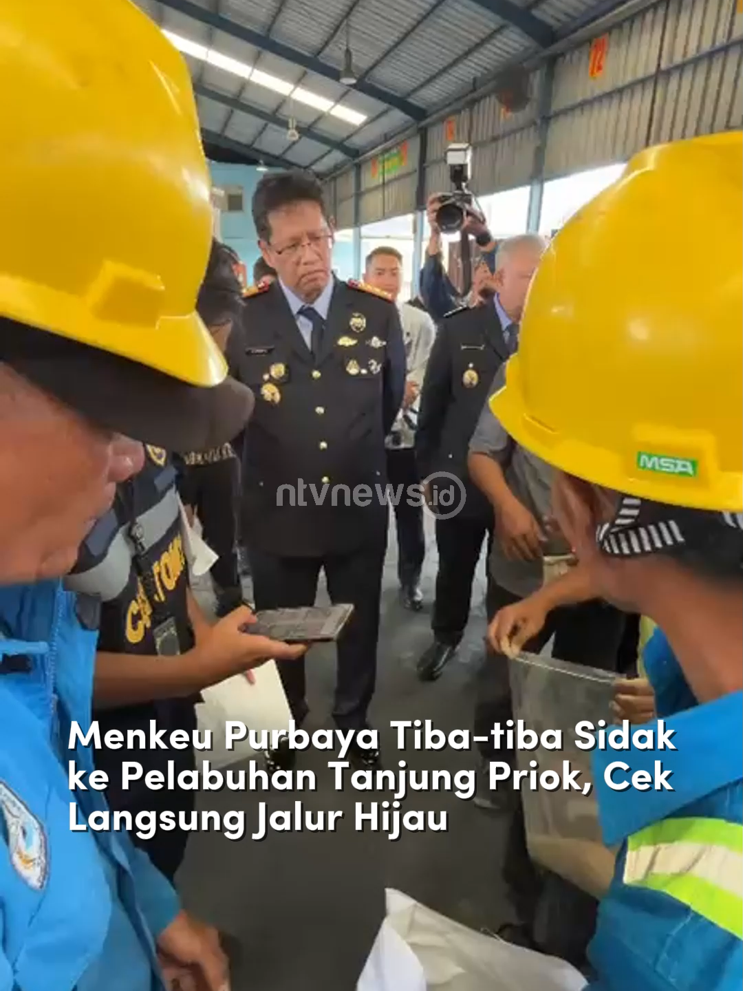 Menteri Keuangan (Menkeu) Purbaya Yudhi Sadewa melakukan inspeksi mendadak (sidak) ke Pelabuhan Tanjung Priok, Jakarta, pada Senin 3 Oktober 2025.  Sidak tersebut dilakukan untuk meninjau langsung aktivitas arus barang masuk, khususnya yang melalui jalur hijau kepabeanan. 