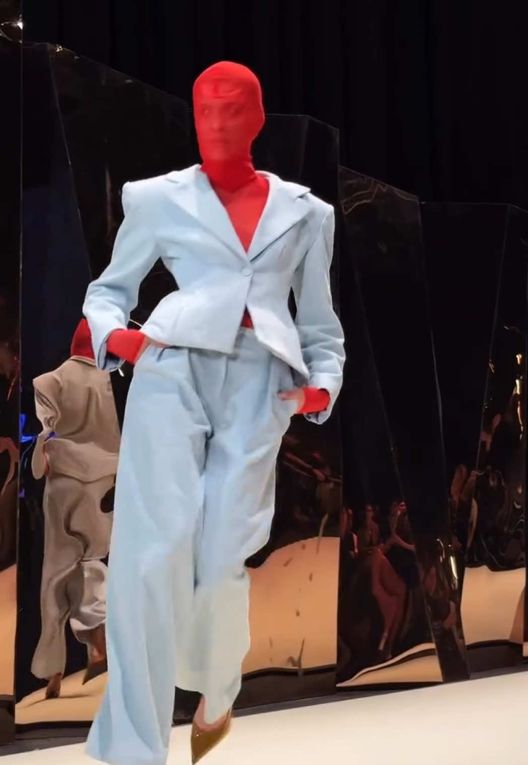Romanian Fashion Week | New Wave Designers | @ionutrazvan_ Cu sprijinul ARCUB | Primăria Capitalei București | TVR Parteneri | Pepsi | Audi | Lancôme | L’Oréal Professionnel Paris | Jidvei | Vivo Fusion Food Bar | Godmother rcw.ro #WeAreRomanianFashion #RomanianFashionWeek #RomanianFashionWeek2025 #RCWxBucharest