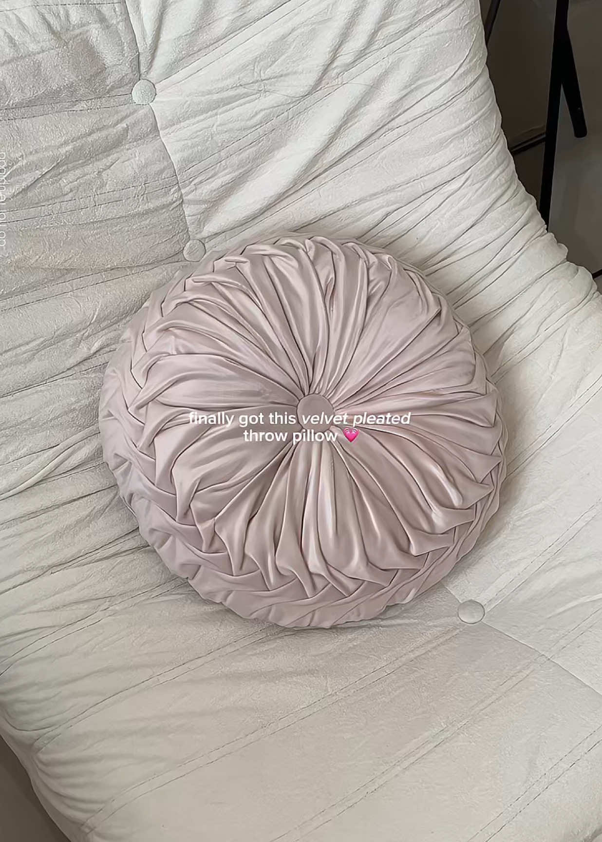 it’s time to change my throw pillow to this velvet pleated one, so cutie!! ✨🙈💗 #throwpillows #throwpillowcases #velvetpleated #roomdecoraesthetic #fyp 