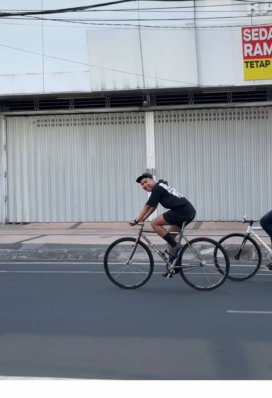 Wheelie santuy with rasan rasan tonggo @nggeh siap @0 #surabayafixedgear #fixedgear #fyp #fixie #fixedgearindonesia 
