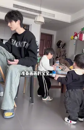 Daddy drawing and bao bao playing #fyp #fypシ゚ #foryoupage #chinesefamily #和爸爸一起  @Yi cheng  @Yi cheng 